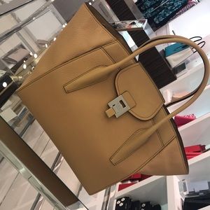 I’m in love with this bag omgggg